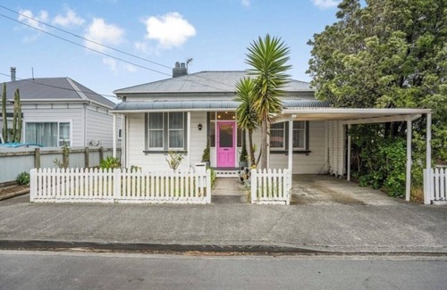 Petone Casa | Beach, bars, cafes, shops, and cinema on your doorstep!