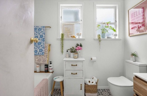 Petone Casa | Beach, bars, cafes, shops, and cinema on your doorstep!