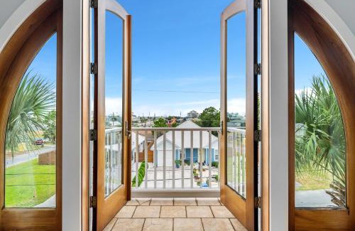 Bel Air Casa | Beach Bay Getaway! Bayfront 4BR 4BA House Sleeps 12 Private pool Boat dock