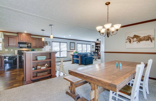 Chincoteague Casa | ‘Beach Bay Pony Place’ w/ Ponies: 1 Mi to Water!