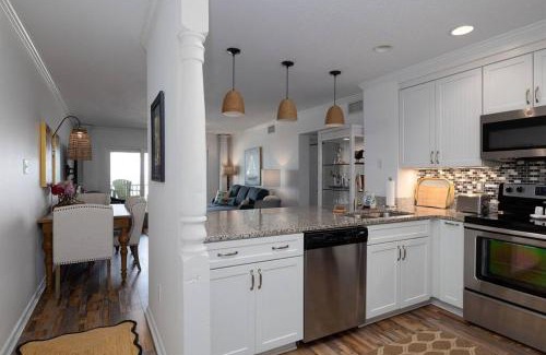 Sneads Ferry Apartamento | Beach Blessing - Oceanfront Pool Balcony