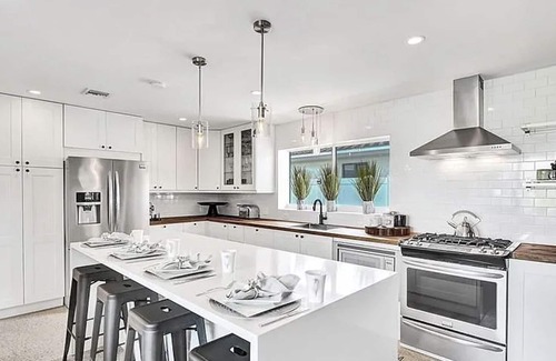 South Corals Casa | Beach Bliss: 10 Mins to Waves, 3BR Oasis with Pool