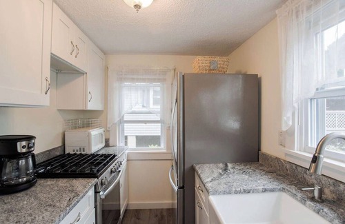 York Beach Cabaña | Beach Bliss! Cute 2 bed/1 bath cottage — 3 min. walk to Long Sands Beach!