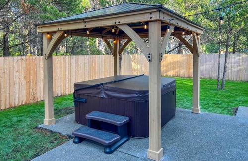 Westport Casa | Beach Break Home with Hot Tub - Walk to Beach