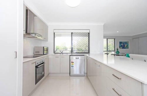 East Mackay Casa | Beach Breeze Holiday Home