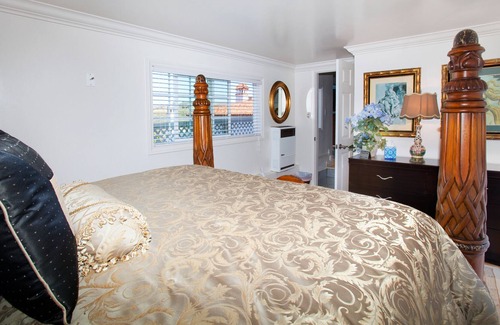 San Clemente Cabina | Beach Bungalow w/Private Balcony, Ocean Views -Walk to Beach & San Clemente Pier