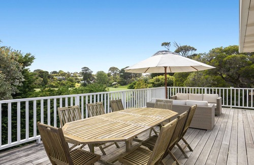 Portsea Casa | Beach Buoy relax in park like gardens