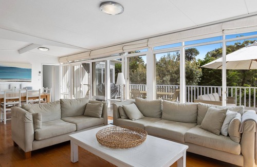 Portsea Casa | Beach Buoy relax in park like gardens