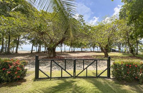 Puerto Jimenez Chalet De Esquí | Beach cabinas on Playa Preciosa