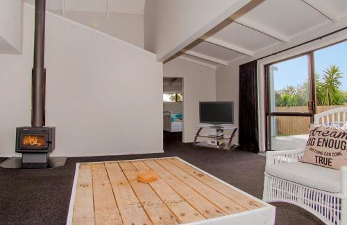 Whangamata Casa | Beach Central - Whangamata Holiday Home