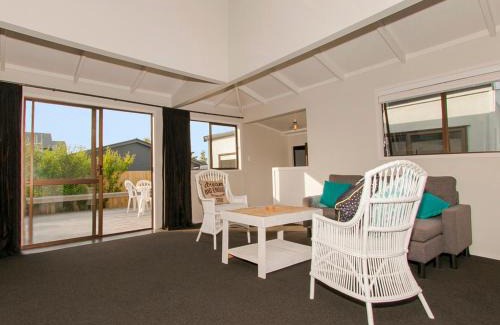 Whangamata Casa | Beach Central - Whangamata Holiday Home