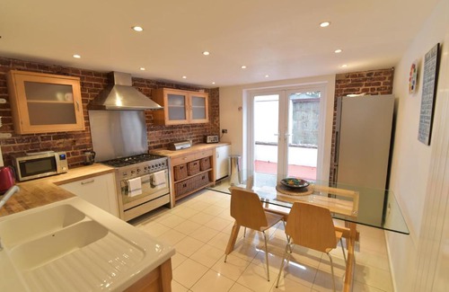 Hove Apartamento | Beach Central with Allocated Parking and Patio