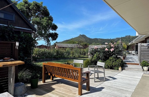 Kuaotunu Chalet De Esquí | "Beach Chalet" bookable together with "Beach Baby Cottage"