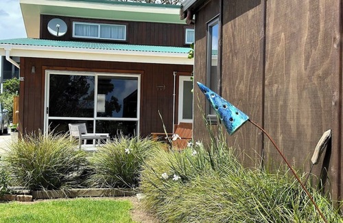 Kuaotunu Chalet De Esquí | "Beach Chalet" bookable together with "Beach Baby Cottage"