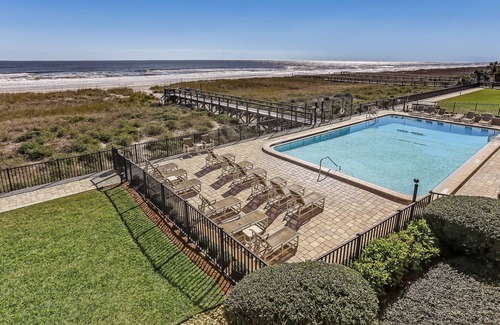 Fernandina Beach Condominio | Beach Condo Private Patio with a Great View of the Atlantic Ocean by RedAwning