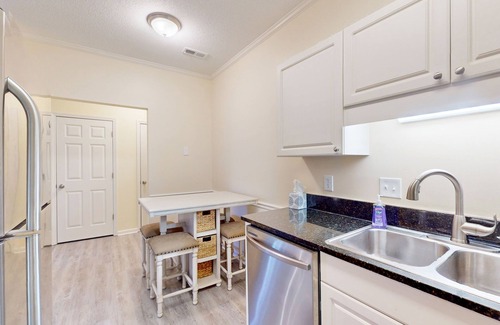 Vaught Condominio | Beach condo with pool, volleyball court, on-site golf, & gym - snowbird-friendly