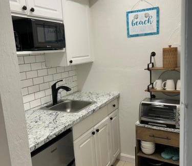 Daytona Beach Apartamento | Beach Condo with Pool & Tiki Bar!
