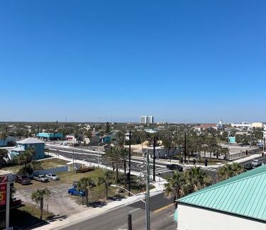 Daytona Beach Apartamento | Beach Condo with Pool & Tiki Bar!