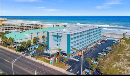 Daytona Beach Apartamento | Beach Condo with Pool & Tiki Bar!