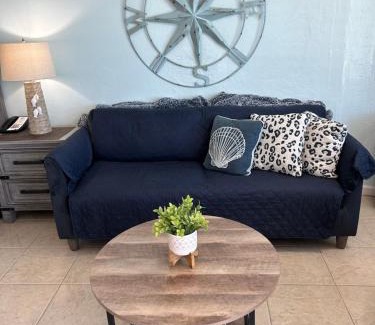 Daytona Beach Apartamento | Beach Condo with Pool & Tiki Bar!