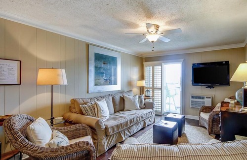 Cherry Grove Beach Apartamento | Beach Cottage at OD