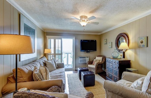 Cherry Grove Beach Apartamento | Beach Cottage at OD
