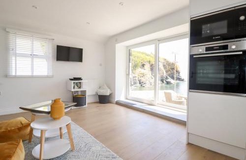 Cadgwith Casa | Beach Cottage