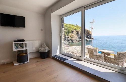 Cadgwith Casa | Beach Cottage