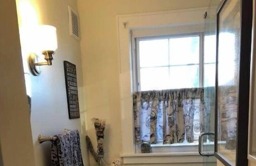 Westerly Casa | Beach cottage sleeps 6 great location close to Misquamicut