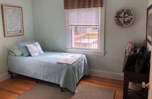 Westerly Casa | Beach cottage sleeps 6 great location close to Misquamicut