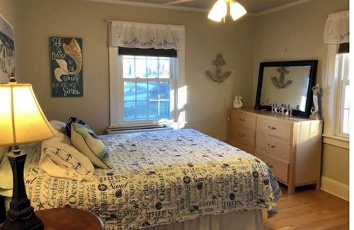 Westerly Casa | Beach cottage sleeps 6 great location close to Misquamicut