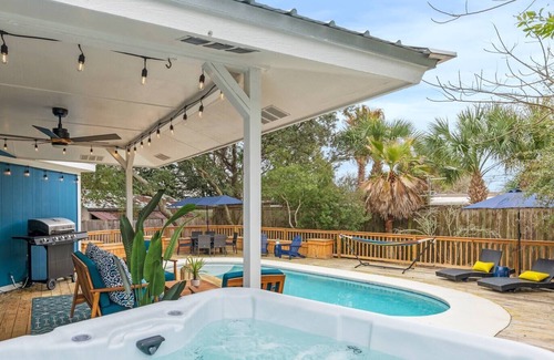 Fort Bay Cabaña | Beach cottage w/private pool & hot tub