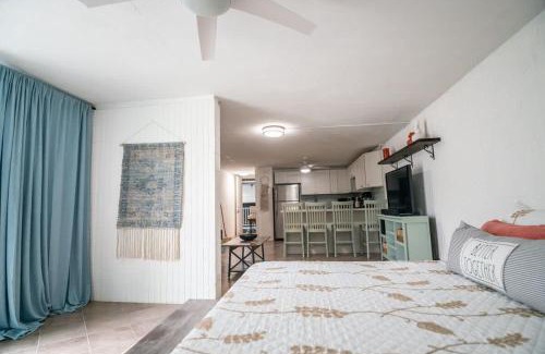 Punaluu Apartamento | Beach & Country Beachfront Studio