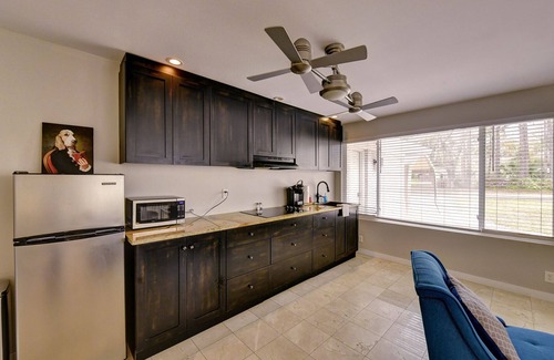 Demere Park Cabaña | Beach Cove - Walk to Pier, Village, Shops & Restaurants