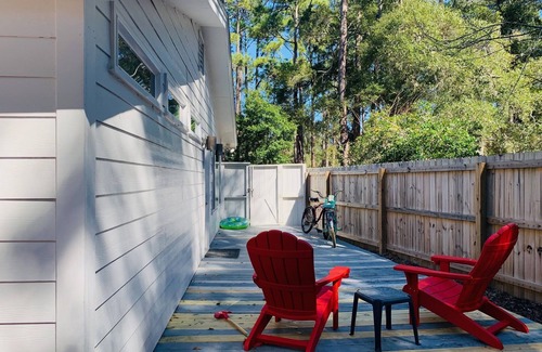 Demere Park Cabaña | Beach Cove - Walk to Pier, Village, Shops & Restaurants