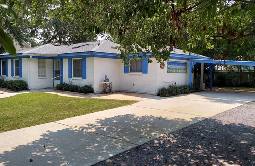 Biloxi Casa | BEACH & DOWNTOWN 5 BLOCKS, COURTYARD WITH GRILL, FULL HOUSE GENERATOR, 4 BIKES
