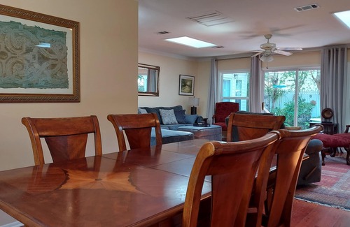 Biloxi Casa | BEACH & DOWNTOWN 5 BLOCKS, COURTYARD WITH GRILL, FULL HOUSE GENERATOR, 4 BIKES