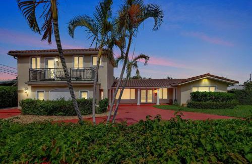 Lauderdale-by-the-Sea Casa | Beach Duplex - 3br 5ba Manor with Heated Pool