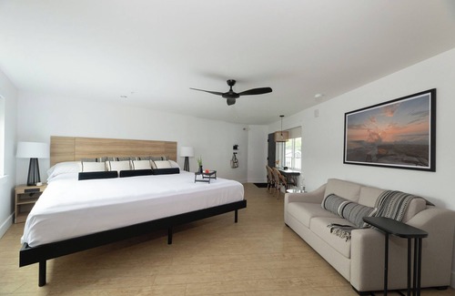 Rehoboth Beach Hotel | Beach Escape near Dewey Beach with Free Parking, Weekend Breakfast & Firepit