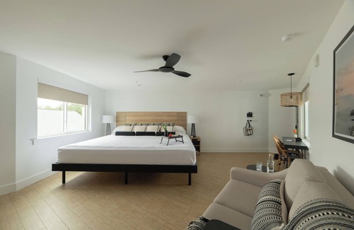 Rehoboth Beach Hotel | Beach Escape near Dewey Beach with Free Parking, Weekend Breakfast & Firepit