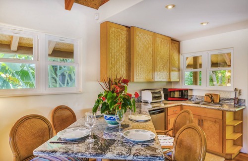 Waimanalo Beach Cabaña | Beach estate Studio & private access to the beach/Air conditioned/Parking/Gated