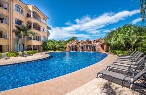 Tamarindo Apartamento | Beach Facing, Large Pool & Guard In The Town