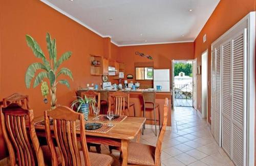 Tamarindo Apartamento | Beach Facing, Large Pool & Guard In The Town