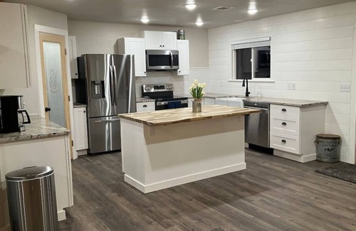 Brookings Casa | Beach Farmhouse on the River + Hot Tub