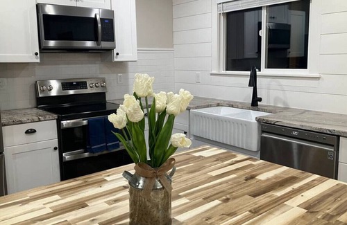 Brookings Casa | Beach Farmhouse on the River + Hot Tub