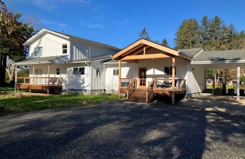 Brookings Casa | Beach Farmhouse on the River + Hot Tub