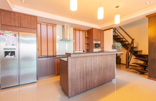 Khao Tao Villa | Beach Front 4 Bedroom Pool Villa RV