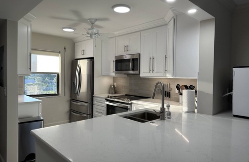 Fort Pierce Shores Condominio | Beach Front Condo with wrap around balcony - Next available Nov 2025