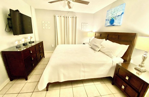 Destin Complejo | Beach Front condo, 3 pools private balcony,Free parking best Views,Tennis courts