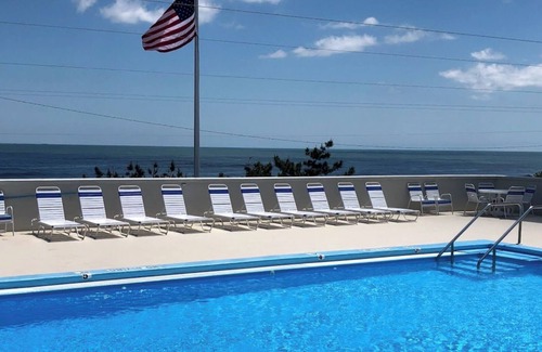 Sea Isle City Condominio | Beach front condo with ocean front balcony, swimming pool, tennis, pickle ball